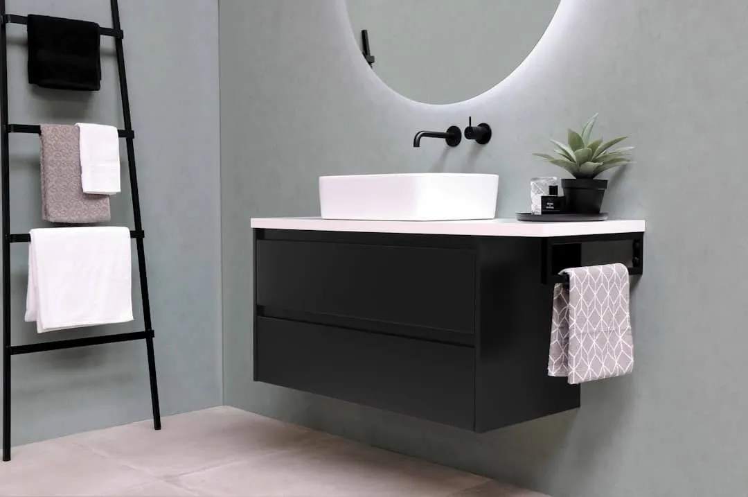 Elegante duisternis: Hoe je een zwarte badkamer inrichting het beste kunt stijlen