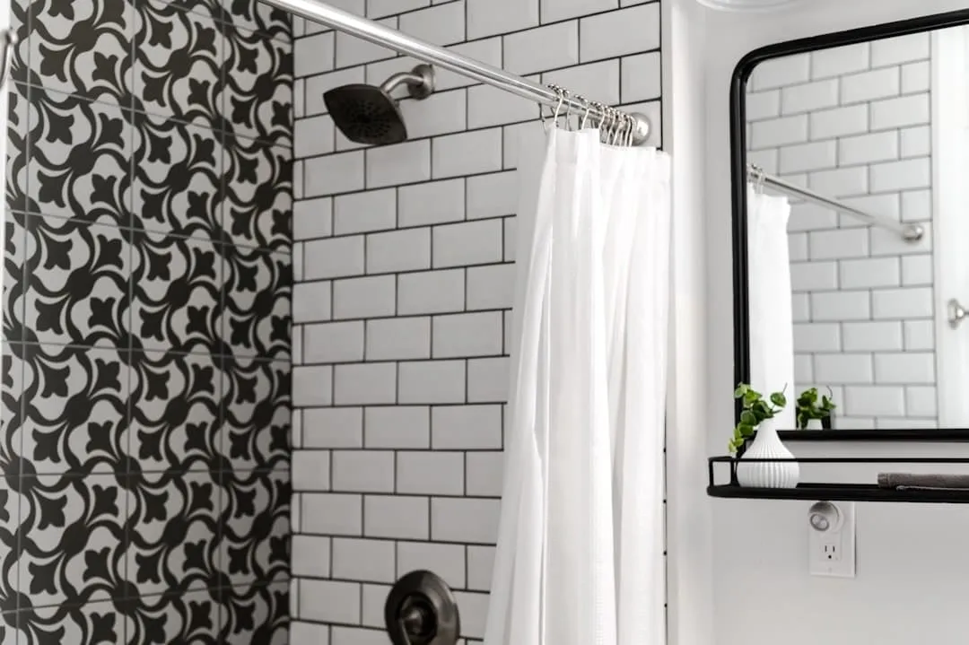 Je badkamer een nieuwe look geven? Probeer douche wandpanelen