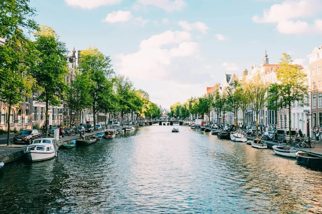 Ontdek Amsterdam vanaf het water: Een magische boottocht door de grachten