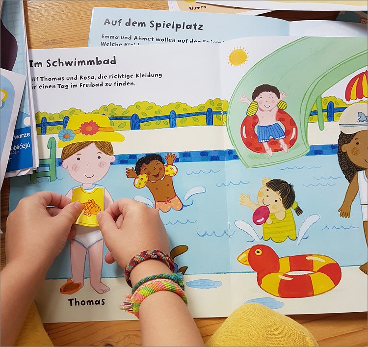Vakantieseizoen: kinderen bezig houden tijdens de reis - met een stickerboekje