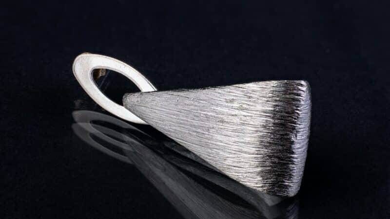 Met zilveren oorbellen je look af maken