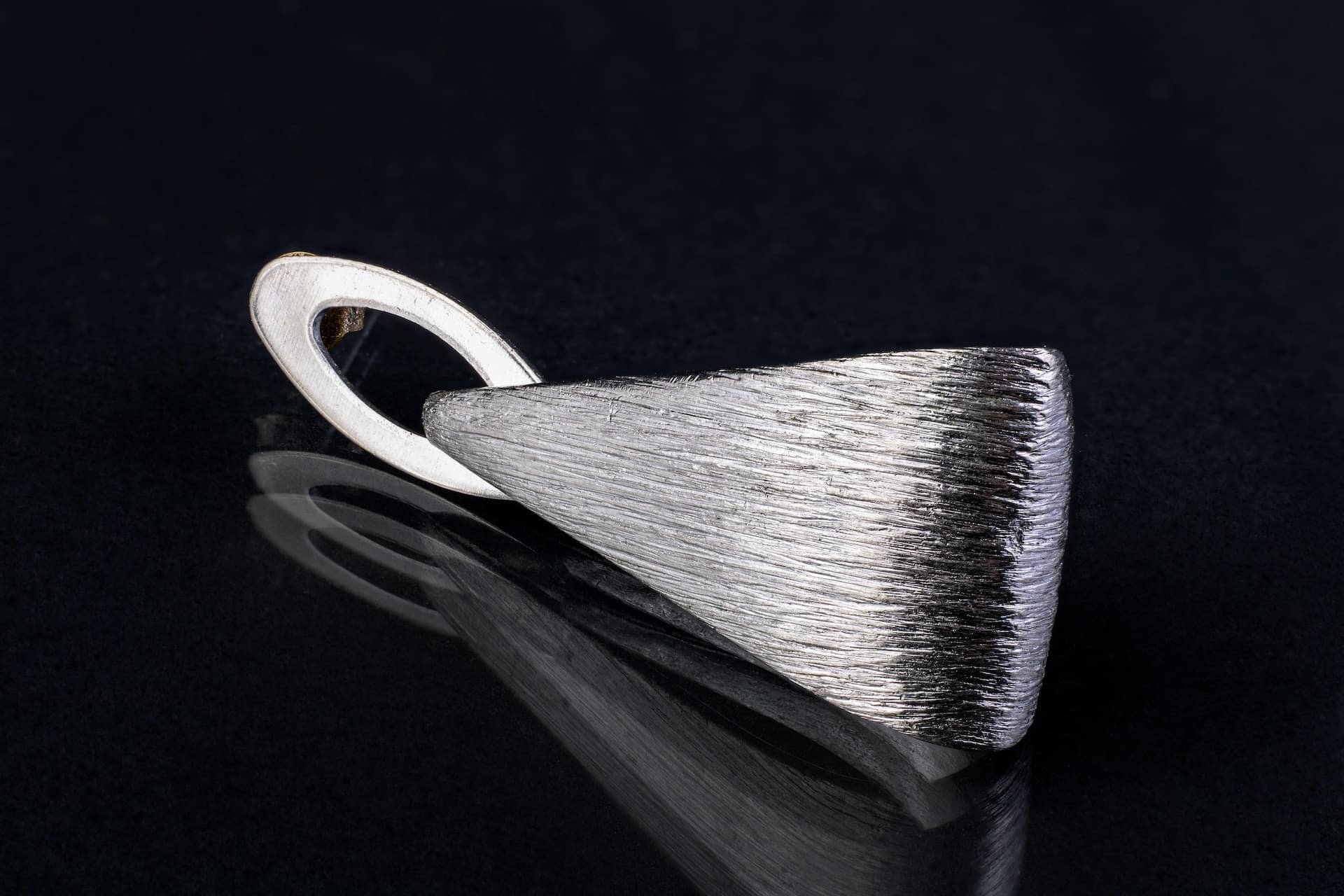 Met zilveren oorbellen je look af maken