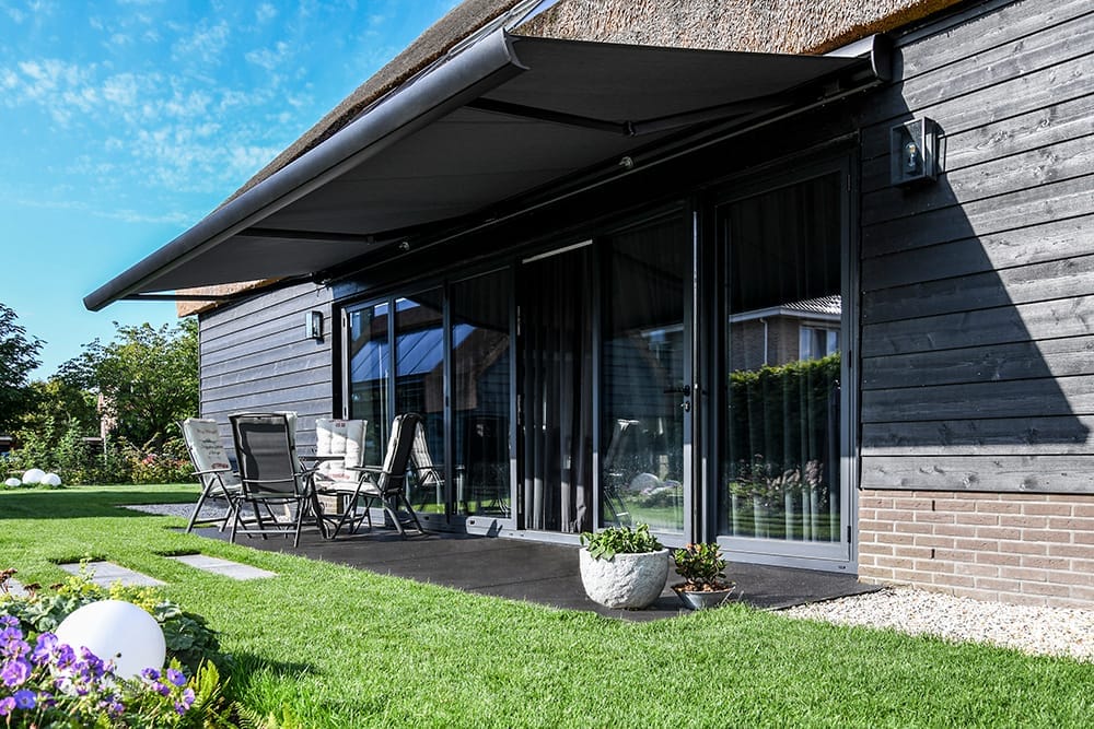 Hoe kies je zonwering voor een tuin met een landelijke stijl